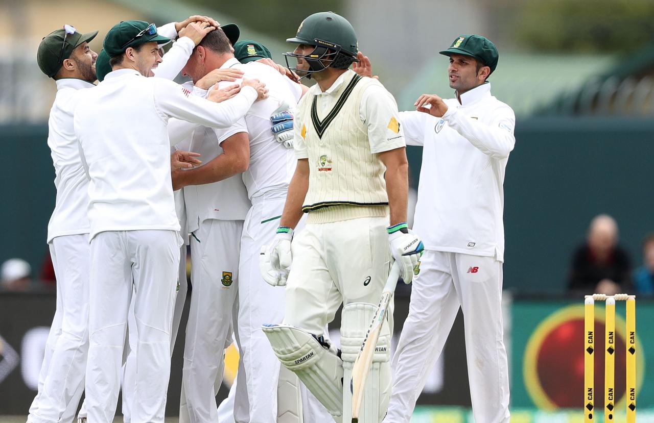 Strikers fume after on-field umpire helps Hobart Hurricanes avoid a