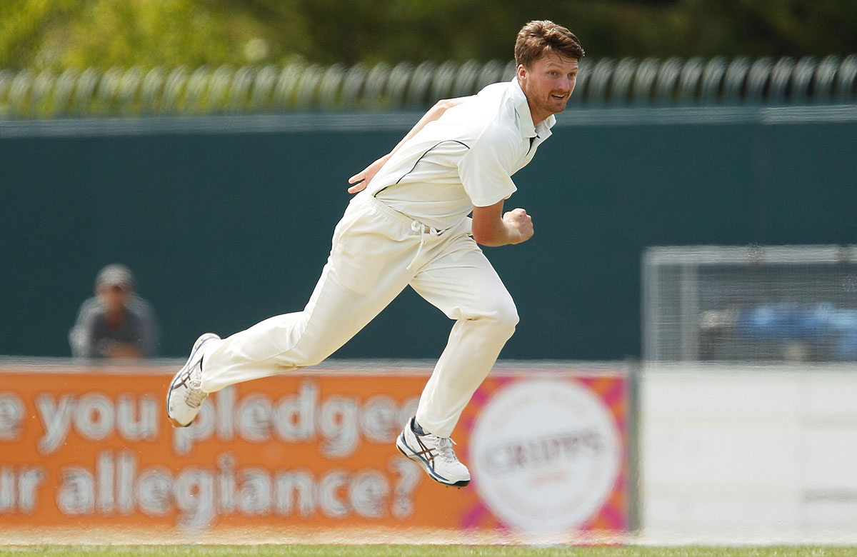 Strikers fume after on-field umpire helps Hobart Hurricanes avoid a